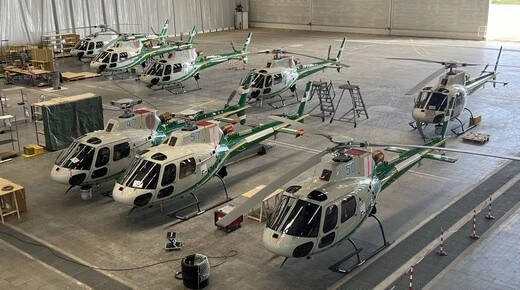 Hélicoptères alignés dans un hangar pour stockage, prototypage et essais industriels dans le secteur aéronautique