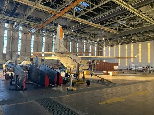 Opérations de maintenance sur des avions légers dans un hangar aéronautique équipé